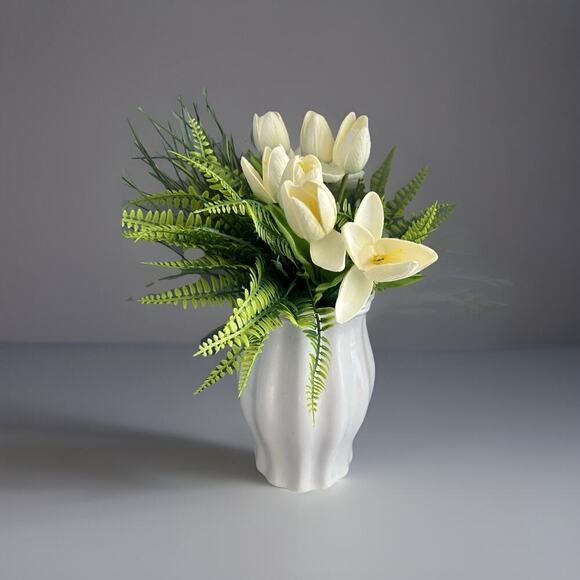 9 1/4” Tall White Vase Vintage WCL Scalloped Home Decor Table Centerpiece Entry - Picture 7 of 16